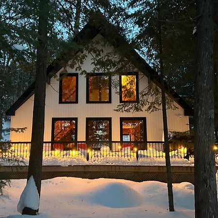 Waterfront Chalet Serendipity Hideaway, Exceptional, Family Friendly Ski, Skate, Relax, Cozy Fire & Wifi Villa Chertsey Exterior photo