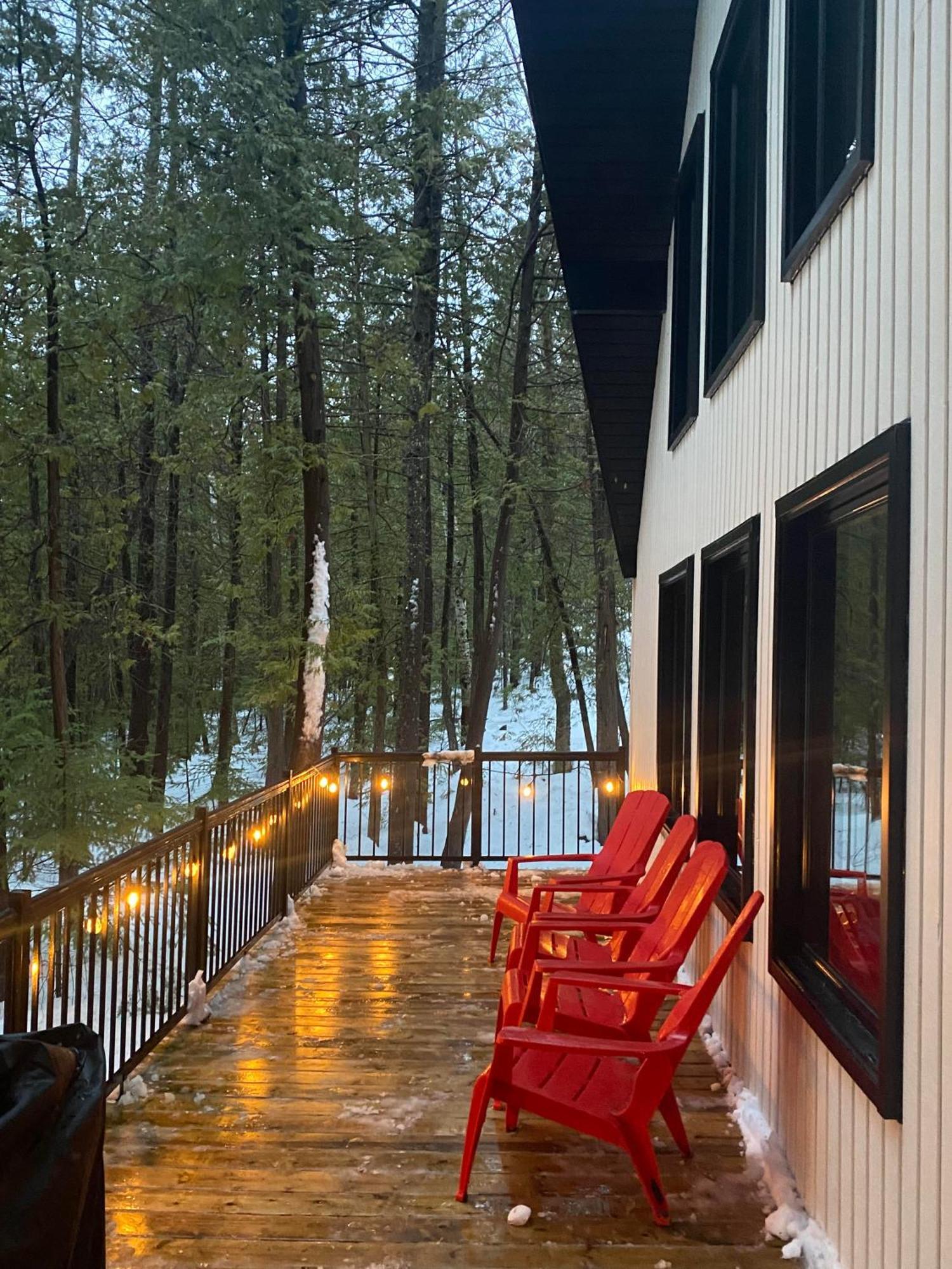 Waterfront Chalet Serendipity Hideaway, Exceptional, Family Friendly Ski, Skate, Relax, Cozy Fire & Wifi Villa Chertsey Exterior photo